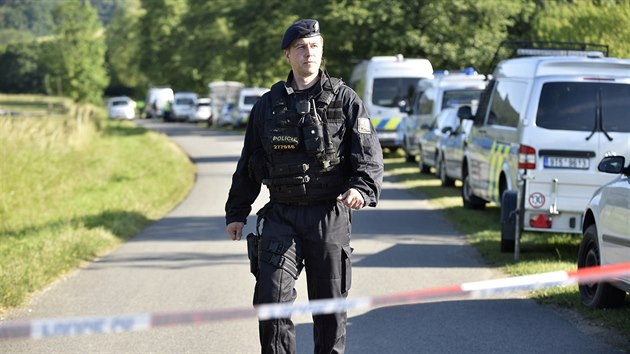 V okol Rokytnice na Slavinsku ptrali policist po lupich, kte vykradli banku na Slovensku.