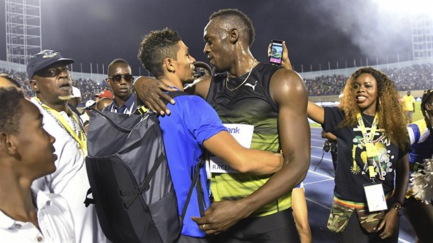 Usain Bolt se zrac s jihoafrickm sprinterem  Waydem van Niekerkem.