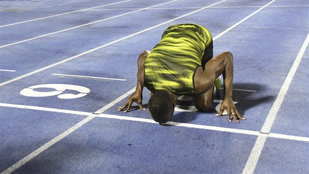 Usain Bolt po dobhu zvodu v Kingstonu.