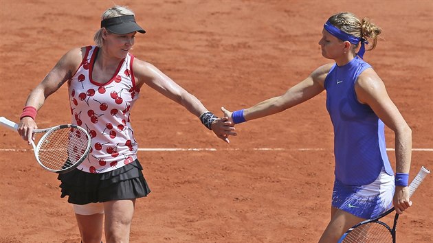 Lucie afov (vpravo) a Amerianka Bethanie Mattekov-Sandsov ve finle Roland Garros.