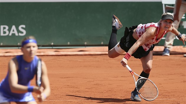 Lucie afov (vlevo) a Amerianka Bethanie Mattekov-Sandsov ve finle deblu na Roland Garros.