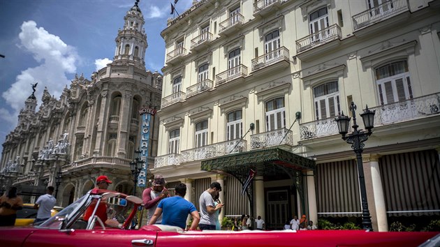 Klasick americk auto ped hotelem Inglaterra v Havan. Trump svm nazenm cesty americkch turist na ostrov zkomplikuje.