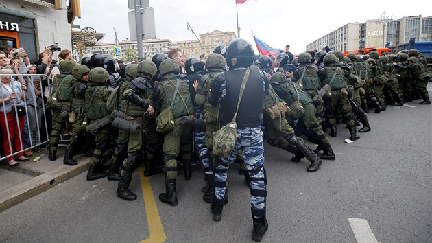 Rusk policie zatkla stovky demonstrant, kte v centru Moskvy protestovali proti zkorumpovanm pikm reimu (12. ervna 2017).