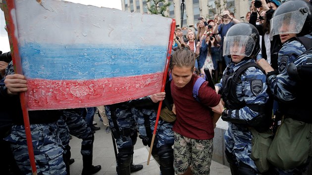 Ruská policie zatkla stovky demonstrantů, kteří v centru Moskvy protestovali proti zkorumpovaným špičkám režimu (12. června 2017).
