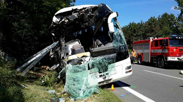 idi autobusu s tm pti destkami cestujcch vyjel na dlnici D35 mimo silnici a narazil do nkolika strom, pot sten sjel do pkopu. Zranily se vce ne dv destky lid.