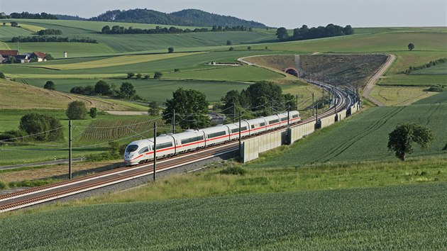 Na posledním budovaném úseku z Erfurtu do Ebensfeldu stráví vlak téměř polovinu jízdy mezi buď pod zemí nebo na mostě. Na snímku souprava ICE po výjezdu z téměř 4 km dlouhého tunel Eierberg.