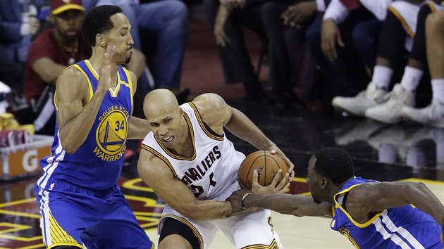 Richard Jefferson (v blm) z Clevelandu mezi Shaunem Livingstonem (vlevo) a Draymondem Greenem z Golden State.