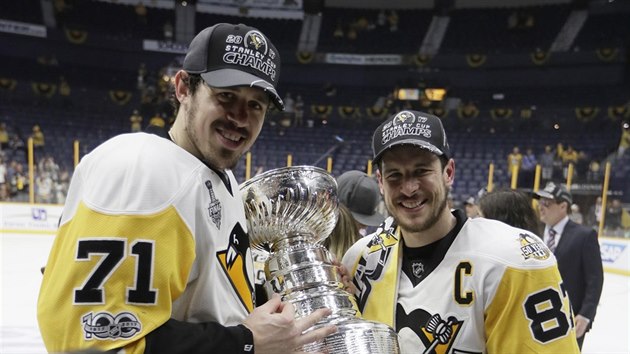 Jevgenij Malkin (vlevo) a Sidney Crosby z Pittsburghu pzuj se Stanley Cupem.