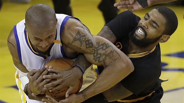 David West (vlevo) z Golden State a Kyrie Irving z Clevelandu se petahuj o m.