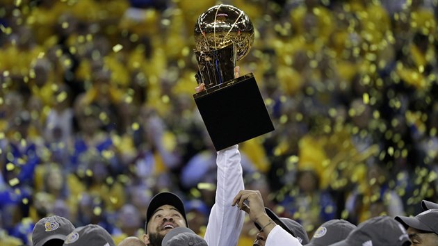 Basketbalist Golden State slav triumf v NBA.