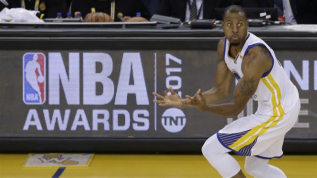 Andre Iguodala z Golden State se raduje ze sv trojky v zvru ptho finle NBA.