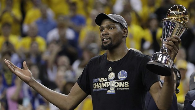 Kevin Durant z Golden State s cenou pro nejuitenjho hre finle.