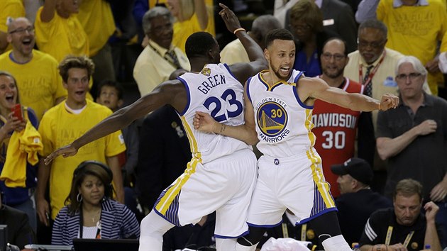 Draymond Green (vlevo) a Stephen Curry z Golden State oslavuj jeden z klovch ko ptho finle NBA.