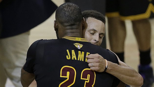 LeBron James z Clevelandu gratuluje Stephenu Currymu z Golden State.