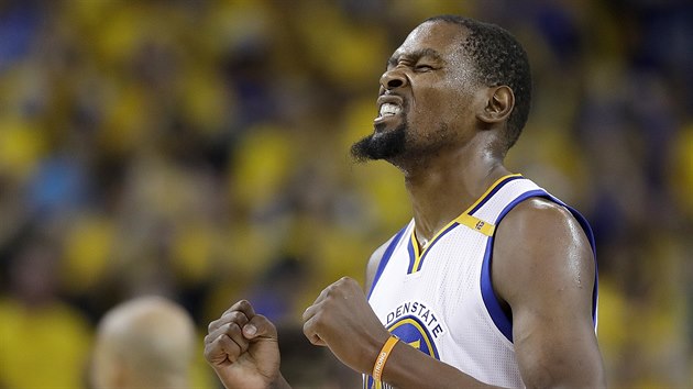 Kevin Durant z Golden State oslavuje svou trefu v zvru ptho finle NBA s Clevelandem.