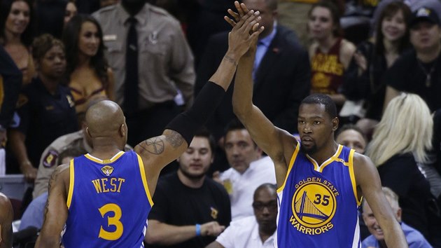 David West a Kevin Durant oslavuj spnou akci Golden State.