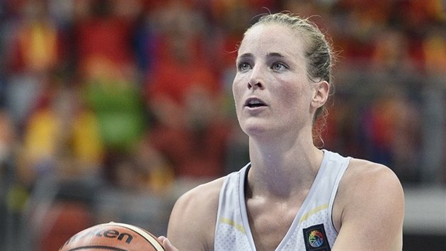 Belgick basketbalistka Kim Mestdaghov stl trestn hod v duelu s ernou Horou.