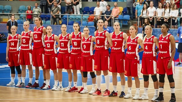 esk basketbalistky poslouchaj hymnu ped utknm s Ukrajinou.