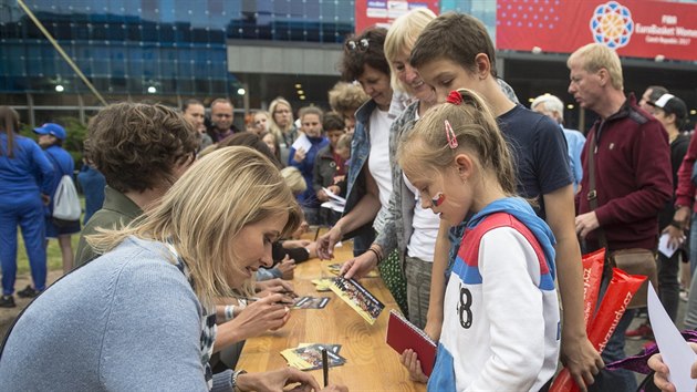 Ivana Ve�e�ov� se podepisuje mal� fanynce.