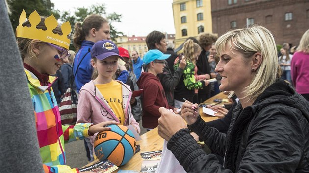 Hana Horáková se podepisuje malým fanynkám.