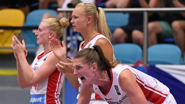 České basketbalistky Petra Záplatová, Michaela Stejskalová a Ilona Burgrová z lavičky podporují spoluhráčky.
