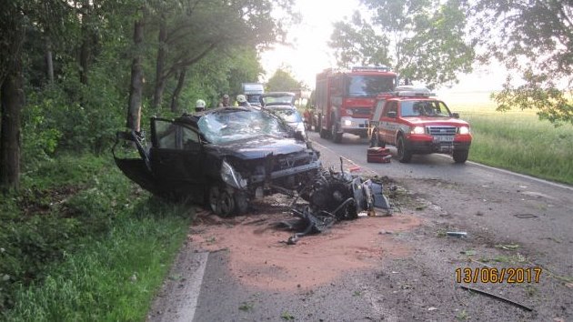 Osobn vz je po sjet do pkopu a nrazu do strom zcela znien (13.6.2017).