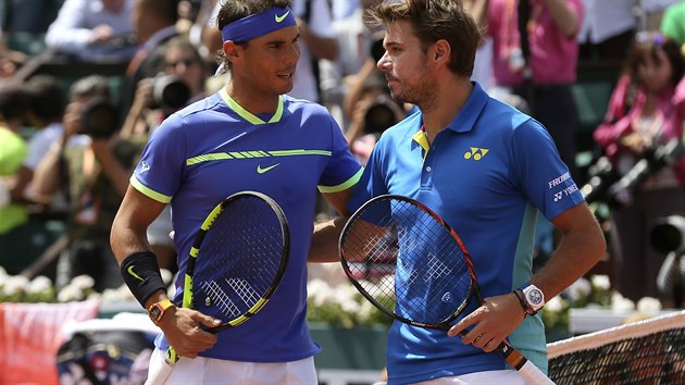 Jdeme na to. Finalist Rafael Nadal (vlevo) a Stan Wawrinka se chystaj na zpas.