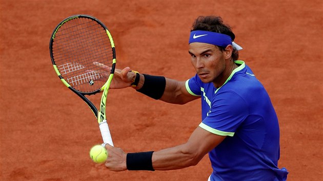 Rafael Nadal m svj bekhend ve finle Roland Garros.