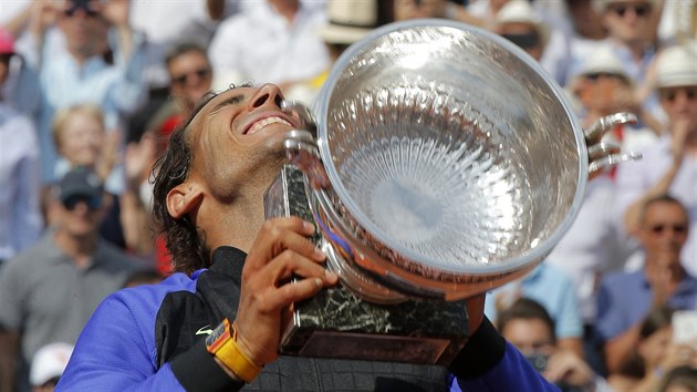 Rafael Nadal s trofej pro ampiona Roland Garros.