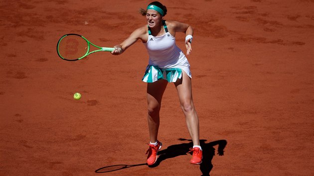 Jelena Ostapenkov returnuje ve finle Roland Garros.