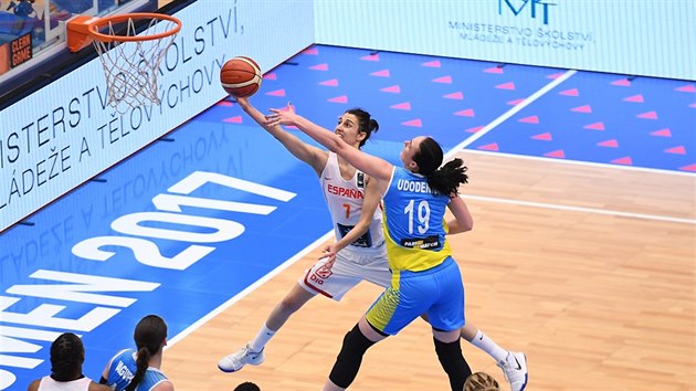panlsk basketbalistka Alba Torrensov zakonuje na ko v duelu proti Ukrajin. Ubrnit ji nedokzala Talisija Udodnkov.