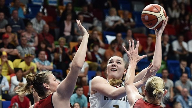 Rusk basketbalistka Marija Vadjevov zakonuje na ko v duelu proti Belgii. Brn ji Kyara Linskensov (vlevo) a Ann Wautersov.
