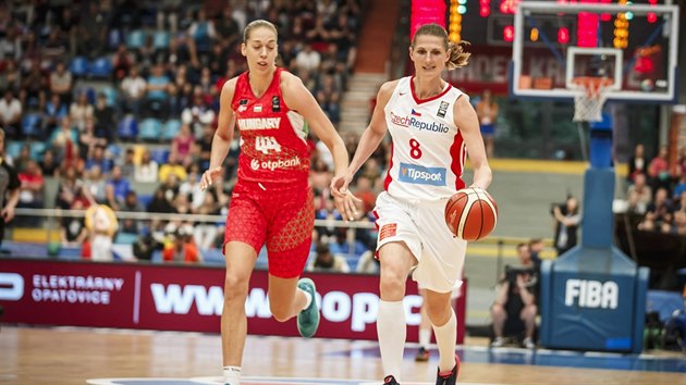 esk basketbalistka Ilona Burgrov u me v utkn proti Maarsku. Sth ji 208 centimetr vysok Bernadett Hatarov.