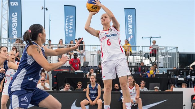 esk basketbalistka Kristna Minaroviov hz na ko v utkn na mistrovstv svta 3x3 proti Andoe.