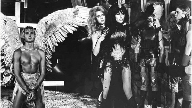 Anita Pallenbergov (uprosted) s Jane Fondovou ve filmu Barbarella (1968)