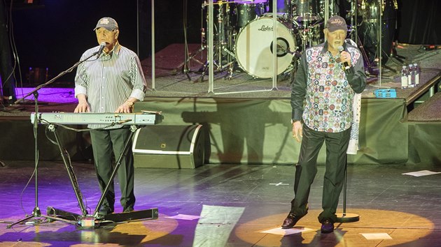 Poslední veteráni Bruce Johnston (vlevo) a Mike Love. Oba jsou v Beach Boys od šedesátých let. (Kongresové centrum, Praha, 10. června 2017)