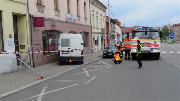 Msto, kde v pondl dolo k tragick nehod. Nikm nezen dodvka vjela na chodnk, kde srazila chodkyni a nsledn se zastavila o ze domu.