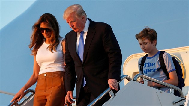 Donald Trump, jeho manelka Melania a syn Barron (Washington, 11. ervence 2017)