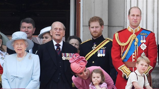 Královna Alžběta II., princ Philip, princ Harry, vévodkyně Kate, princ William, princezna Charlotte a princ George (Londýn, 17. června 2017)