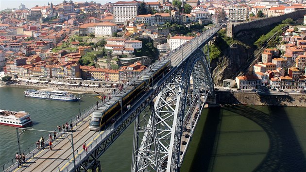 Most pes portskou eku Douro se stavl se v letech 1881 a 1885, a jeho budovn dil Thophile Seyrig, kolega o nco slavnjho Gustava Eiffela. Snad proto tak trochu pipomn jeho slavnou paskou v.