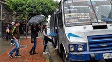 Novinái ve Venezuele odíkávají zprávy rovnou v autobusech, aby unikli vládní...