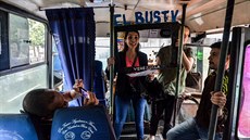 Novinái ve Venezuele odíkávají zprávy rovnou v autobusech, aby unikli vládní...