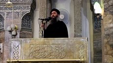 Záběry z pravděpodobně prvního projevu vůdce IS Abú Bakra Bagdádího v Mosulu v...