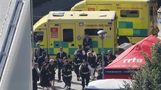 Premiérka Theresa Mayová u v�áku Grenfell Tower. (15.6. 2017)