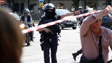 Policisté hlídkují  v okolí paíské tídy Champs-Elysées, kde útoník najel...