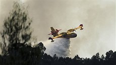 Haení lesního poáru v centrálním Portugalsku. (19.6. 2017)