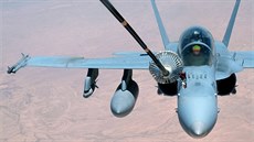 Americký stroj F-18 Super Hornet tankuje palivo z letounu KC-10 (31. kvtna...
