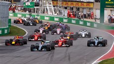 KRÁTCE PO STARTU. Lewis Hamilton v �ele Velké ceny Kanady.