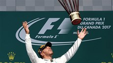 HOP. Lewis Hamilton si uívá s trofejí pro vítze Velké ceny Kanady.