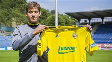 Argentinský zálo�ník Pablo Podio pózuje se zlínským dresem.